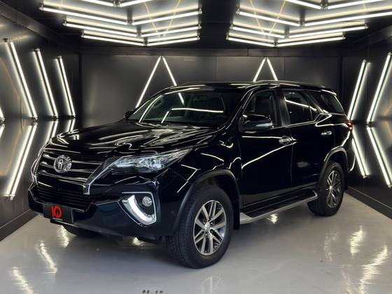 TOYOTA HILUX SW4 2.8 SRX 4X4 7 LUGARES 16V TURBO INTERCOOLER DIESEL 4P AUTOMÁTICO TOYOTA HILUX SW4 2.8 SRX 4X4 7 LUGARES 16V TURBO INTERCOOLER DIESEL 4P AUTOMÁTICO
